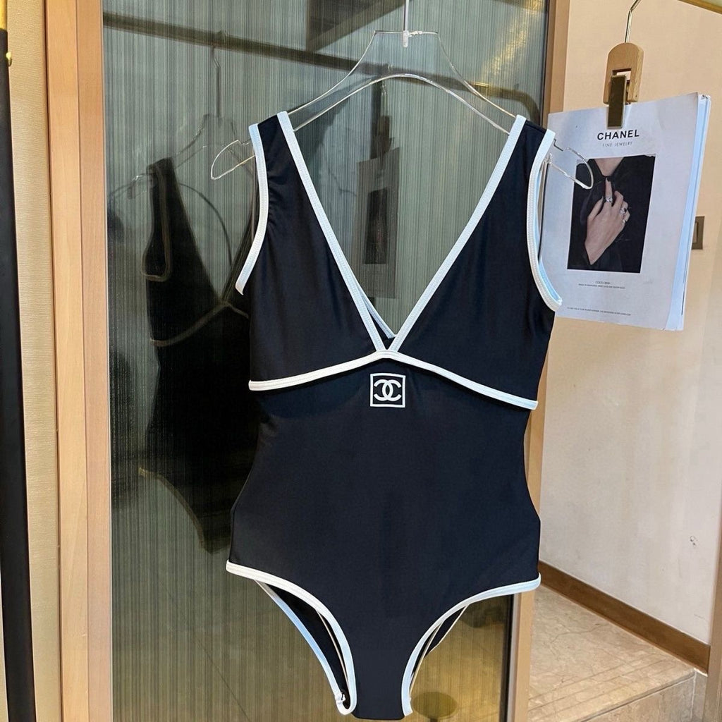 Maillot de bain une pièce noir col V liseré blanc logo double C
